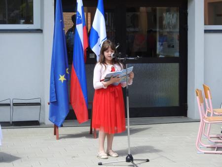 Odkritje spominske plošče na stavbi Osnovne šole Janeza Kuharja Razkrižje 13